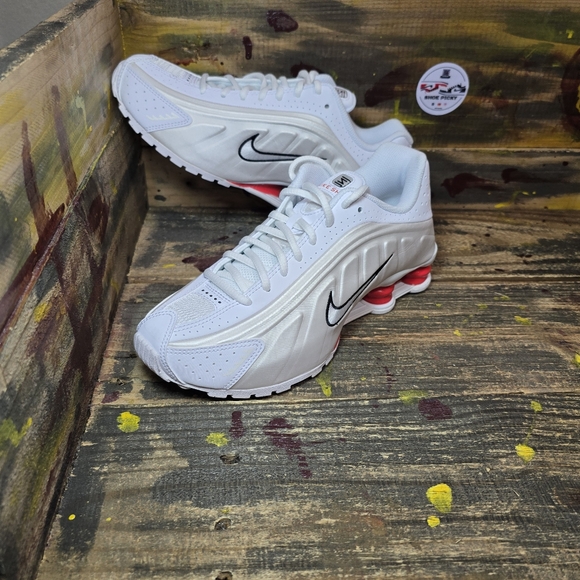 Nike Shox R4 Gs White-Phantom-Red Sz 5.5Y = Womens Sz 7 [CW2626-102] New - Picture 1 of 8